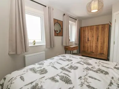 a bedroom with a bed and a window at 1 Crud Y Mor in Barmouth