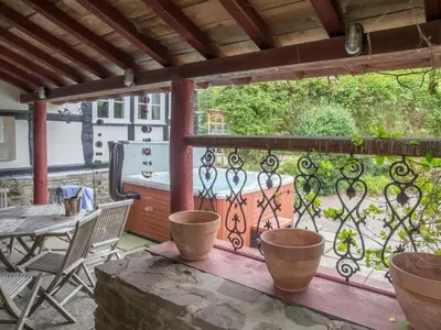 a screened in porch with a table and chairs at Bearwood House in Pembridge