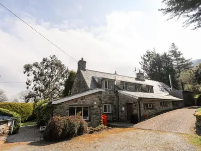an old stone house on a road at Gilfachwydd in Dolgellau