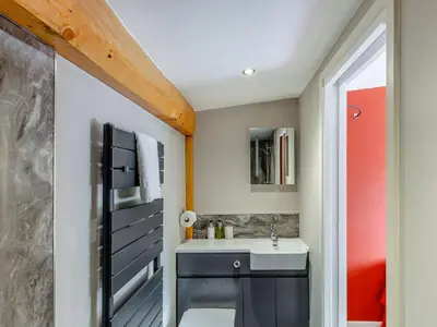 a bathroom with a sink and a mirror at Fioled - Uk40267 in Llangadfan