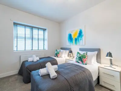 a bedroom with two beds and a window at Perfectly located 2 bed townhouse in Shrewsbury - Pass the Keys in Shrewsbury