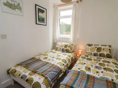 two beds sitting next to each other in a bedroom at Rowan Cottage in Builth Wells