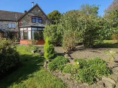 a garden in front of a house at Rowan Cottage in Shrewsbury