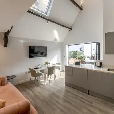 1 bed 40D Dahlia Contemporary town centre apartment - Pass the Keys