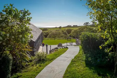 a path leading to a garden with a building at Melin-Byrdir in Dyffryn