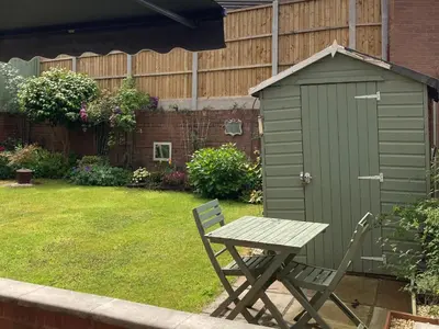 a picnic table and a shed in a yard at Ludlow House in Ludlow
