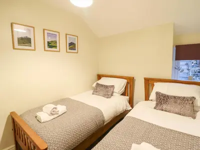 a bedroom with two beds and a window at Bwthyn Y Bugail in Blaenau-Ffestiniog