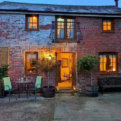 Romantic Country Cottage with log burner