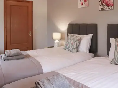two beds sitting next to each other in a bedroom at Glanllyn Lodge in Llanuwchllyn