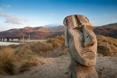 a head carved out of a wooden pole in the desert at Penbryn Mynach Holiday Cottage in Barmouth