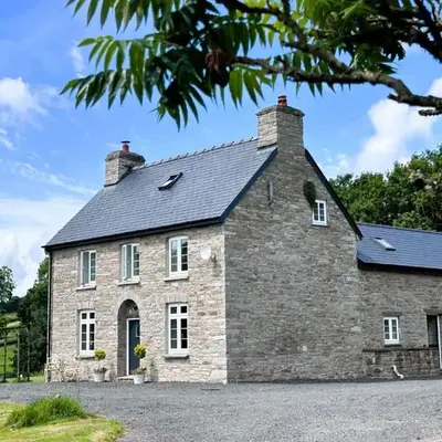 3 Bed in Llandefalle 93680