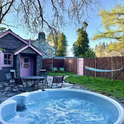 Tiny Romantic Retreat with Hot Tub on a Country Estate near Cardigan Bay in Eryri Snowdonia