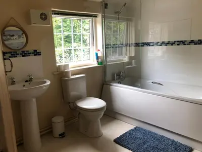 a bathroom with a toilet and a tub and a sink at Simply Shrewsbury, by Severn Theatre & Quarry Park in Shrewsbury