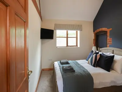 a bedroom with a bed and a window at Uk46557 - Caradoc in Church Stretton