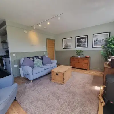 1-Bed Apartment - Sleeps 2 & Private Parking