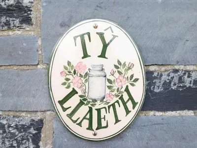 a sign that says try harder on a wall at Ty Llaeth Cottage in Tywyn