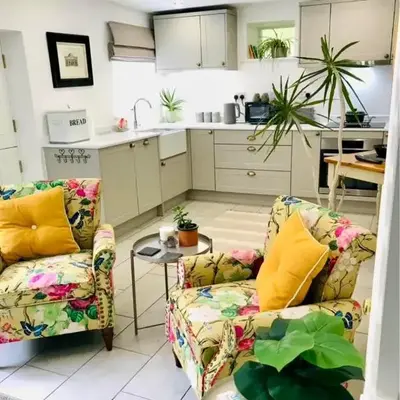 Flower Cottage by Ludlow Castle with Onsite Parking