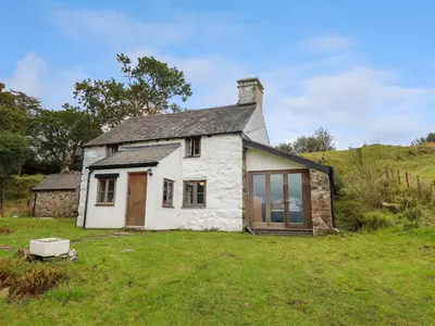 an old stone house on a grassy field at Ty Newydd Uchaf in Dolgellau