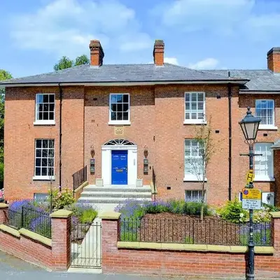 Beautiful Town Centre Apartment 110 Square Metre With Parking WEEKLY and MONTHLY Reduced Rates