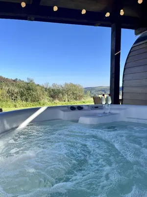 a jacuzzi tub in a house with a view at Y Fedwen in Llanwddyn