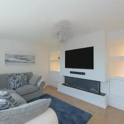 MODERN 3 BEDROOM PROPERTY WITH FREE DRIVEWAY PARKING by SHIRE STAYS