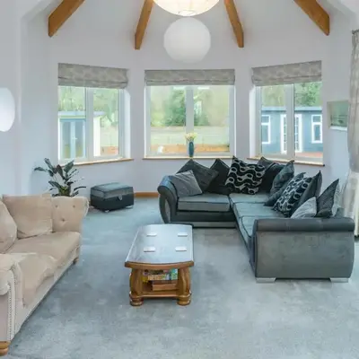 Modern 4-Bed Home Spacious & Comfortable - Pass the Keys