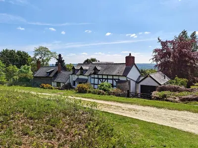 an old house on the side of a dirt road at 3 Bed in Leominster oc-r30485 in Yarpole