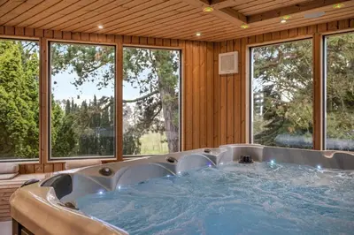 a large bath tub in a room with windows at 14 Bed in Llansanffraid oc-b30382 in Llanymynech