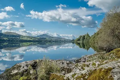 a view of a river with mountains in the background at Ty-Mawr in Llanuwchllyn