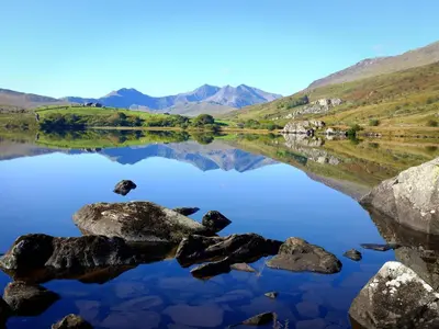 a view of a lake with mountains in the background at Cae Cwta in Llanddwywe