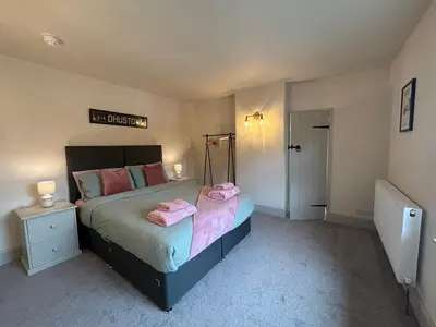 a bedroom with a bed with pink towels on it at Brewe's Loft in Farden