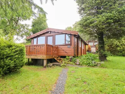 a small cabin in a yard with a walkway at Y Bwthyn Pren, Cabin 209, in Trawsfynydd