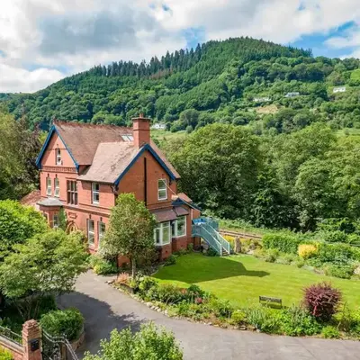 Outstanding Llangollen Riverside Apartment