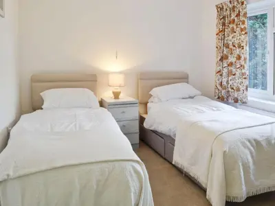 two beds sitting next to each other in a bedroom at Sisial y Llyn in Bala