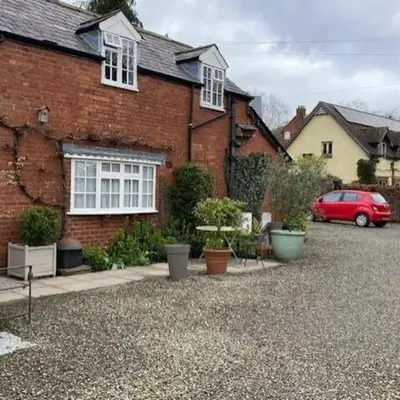 Charming cottage in central Ludlow with parking