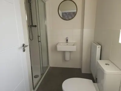 a bathroom with a toilet and a sink and a shower at STYLISH & SPACIOUS 4 BEDROOM HOUSE - FREE DRIVEWAY PARKiNG in Shrewsbury