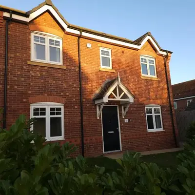 STYLISH & SPACIOUS 4 BEDROOM HOUSE - FREE DRIVEWAY PARKiNG