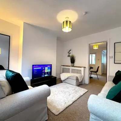 2 bedroom house 12mins walk to town
