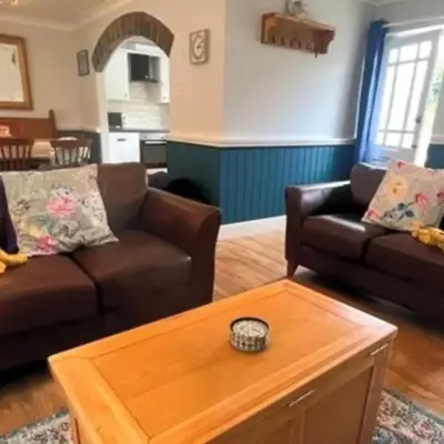 3 Bed Harbour-view Cottage Sleeps 6 - Dog Friendly