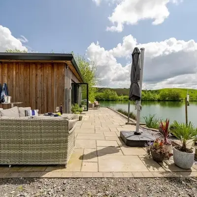 Luxury Lakeside Lodge with Hot Tub in Ratlinghope