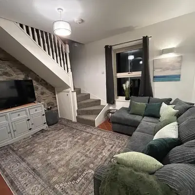 2 bed house sleeps 4 centre of Welshpool Parking