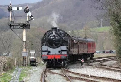 a train is coming down the tracks at Dee Valley Cottages in Llangollen