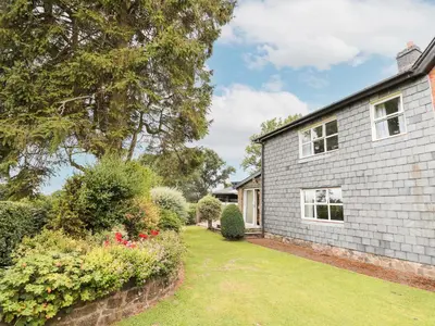 an exterior view of a house with a yard at Holly Farm Cottage in Newbridge on Wye