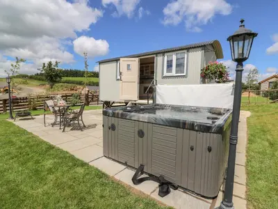 a hot tub in the backyard of a tiny house at Shepherd's View in Saint Harmon
