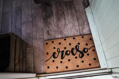 a sign with the word drugs on a wooden floor at Nant Cafn - Hafan Hideaways Eryri in Machynlleth