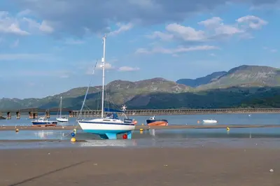a boat sitting on the shore of a beach at 3 Bed in Dolgellau oc-wah570 in Llanfachreth