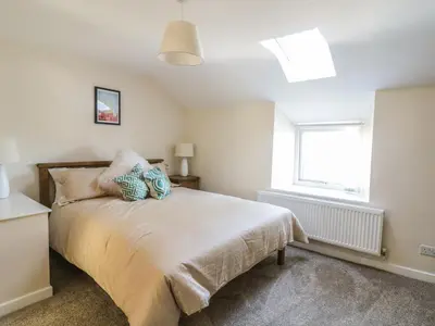 a bedroom with a bed and a window at Y Cilgwyn in Blaenau-Ffestiniog