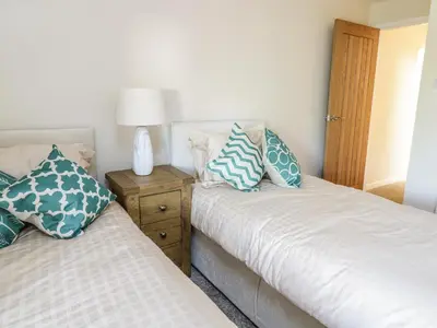 two beds sitting next to each other in a bedroom at Y Cilgwyn in Blaenau-Ffestiniog