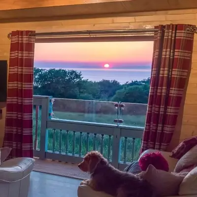 Enlli Fach cabin sleep's 2 adults and 2 children 2 dogs welcome not suitable for contract workers due to parking height restrictions
