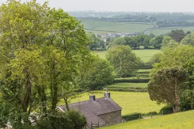 an old house in the middle of a field at Ffyllon Fawr in Henfynyw Upper